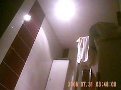 amie nue dans salle de bain