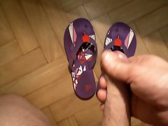 BRANLE SUR LES TONGS DE MA FEMME CUM ON Dirty wife FLIP FLOP