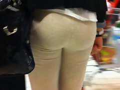 Bum voyeur 02 - Gorgeous ass in white leggings