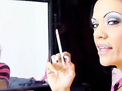 Sashta smoking make-up