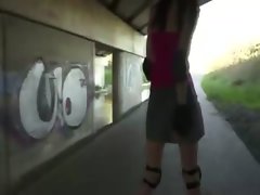 Skating girlie demonstrates her filthy body for cash