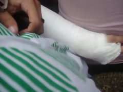 kell encoxando com a namorada do lado...